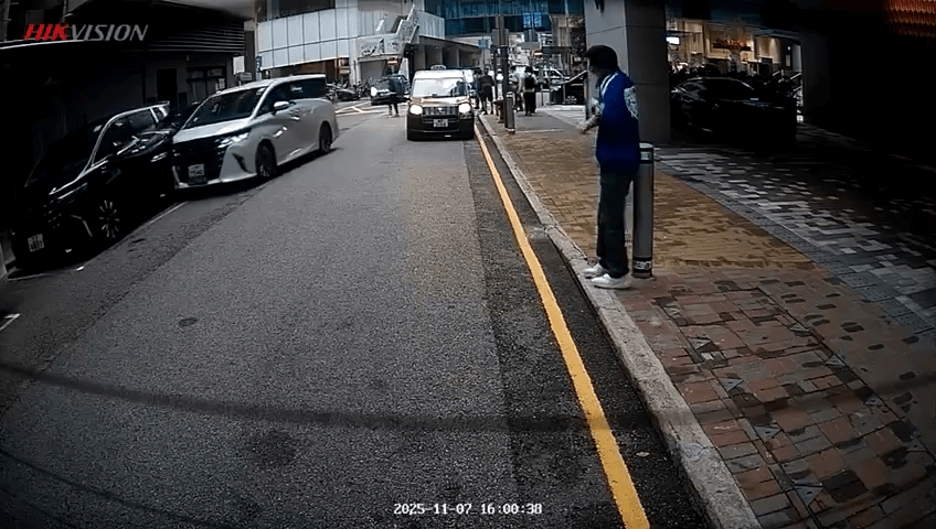 白色七人車突然撞向路邊另一部黑色七人車,嚇煞途人。受訪者提供 白色七人車突然撞向路邊另一部黑色七人車,嚇煞途人。受訪者提供