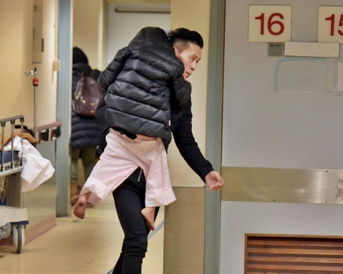 小姐弟親友晚上到醫院了解情況,並男童往廁所,可見到男童腳板極骯髒,似缺乏照顧。黃文威攝