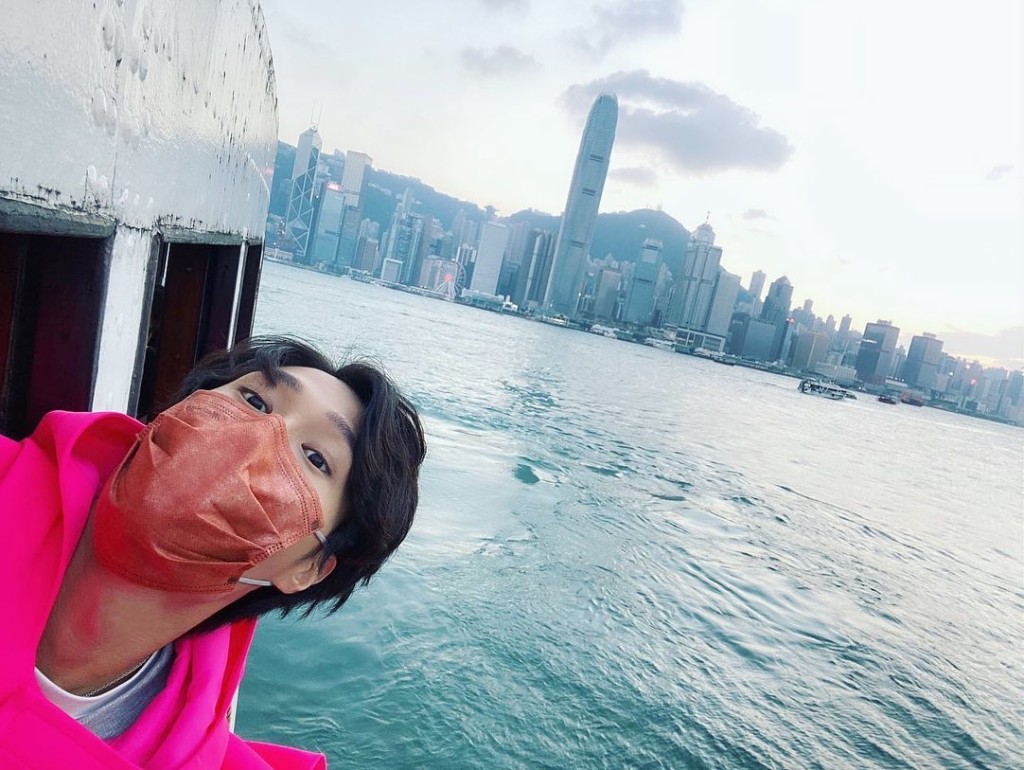 Hubert由中環搭船去尖沙咀。