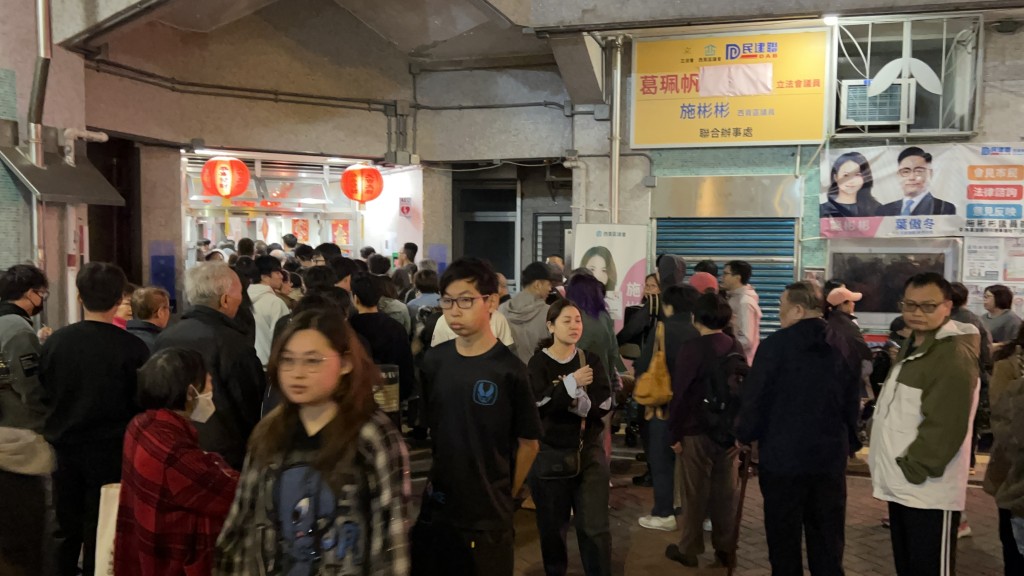 將軍澳健明邨健華樓疑漏夜煲燶牛肉釀白煙 全幢數百居民緊急疏散。蔡楚輝攝