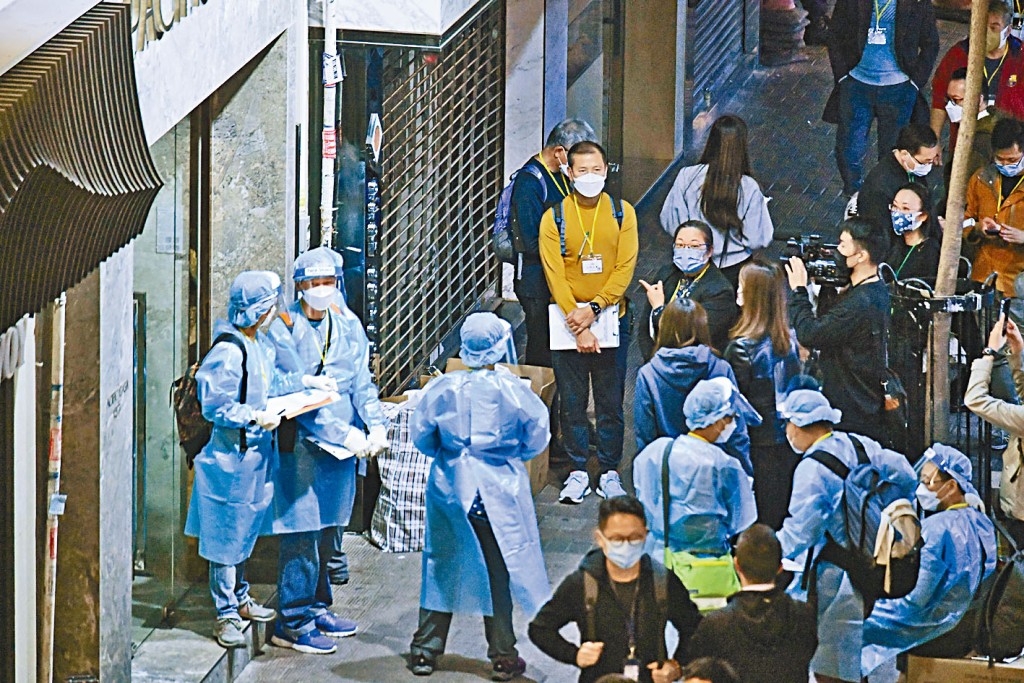 五十八歲女患者居住的灣仔駱克道利順大樓,昨晚圍封強檢。