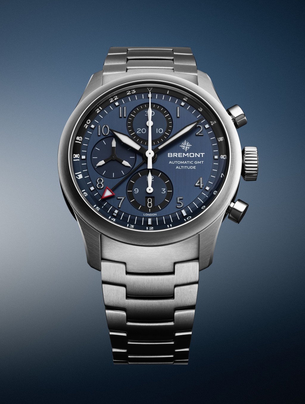 Bremont Altitude Air Force Blue Capsule Collection - Altitude Chronograph GMT, 錶殼:42mm 904L不鏽鋼 / 機芯:BC781AC自動 / 售價:5,750英鎊(金屬錶鏈)、5,500英鎊(皮革或NATO錶帶)。 Bremont Altitude Air Force Blue Capsule Collection - Altitude Chronograph GMT, 錶殼:42mm 904L不鏽鋼 / 機芯:BC781AC自動 / 售價:5,750英鎊(金屬錶鏈)、5,500英鎊(皮革或NATO錶帶)。