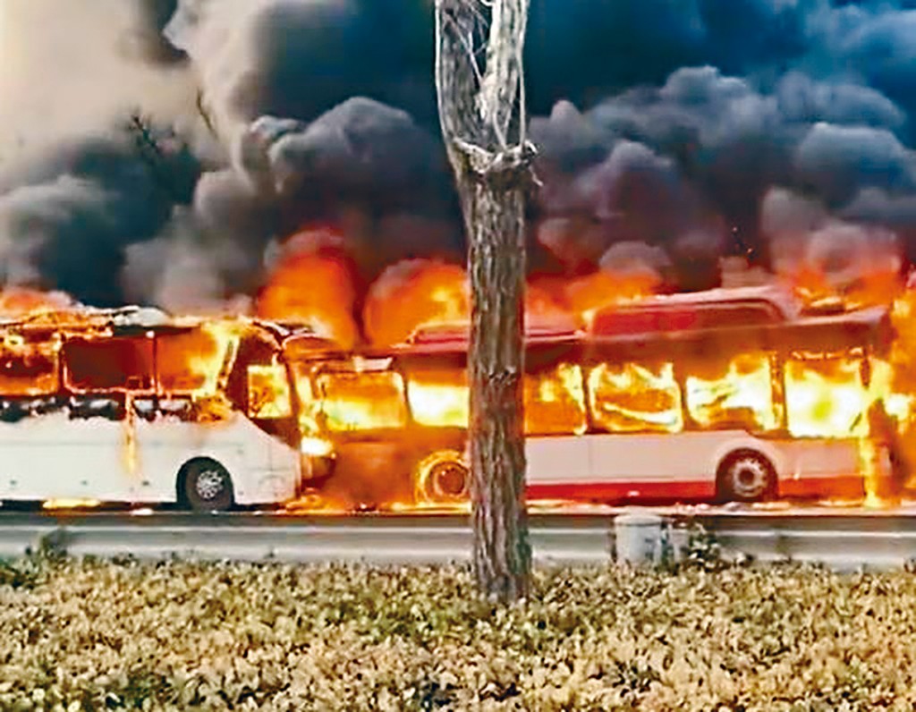 兩車相撞起火，燒剩支架。