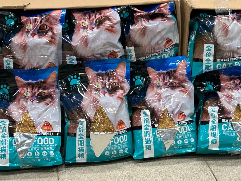 不法之徒用貓糧包裝掩飾製成煙草。 不法之徒用貓糧包裝掩飾製成煙草。
