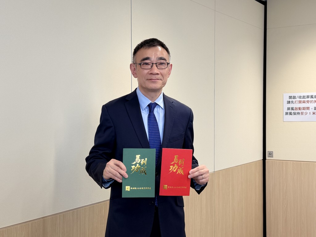 展望未來四年任期,他期望推動線上法律服務普及化,讓市民可以以低廉價錢在線上取得法律意見。 展望未來四年任期,他期望推動線上法律服務普及化,讓市民可以以低廉價錢在線上取得法律意見。