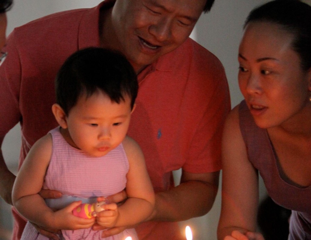 黃婉還貼出兩張周永康抱孫的照片,一臉慈祥。網上圖片