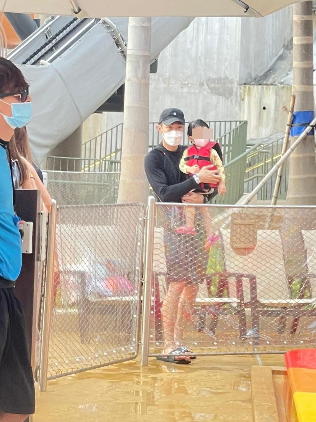 一副慈父樣,柏豪抱住囡囡睇人由「七彩天梯」滑落。