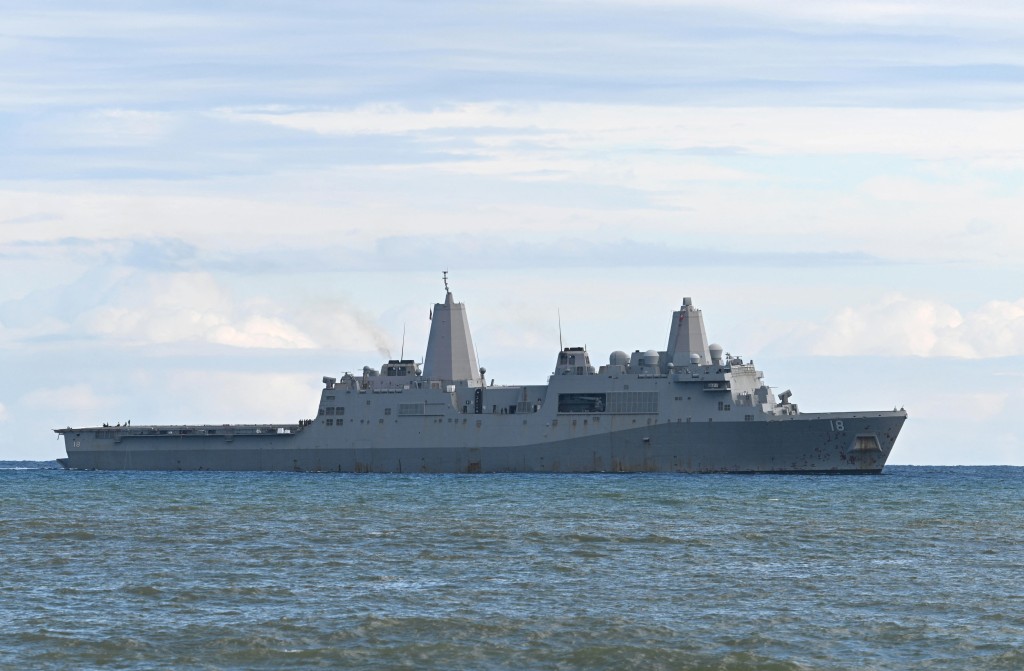 美軍「紐奧良號」登陸艦沖繩近海起火。法新社資料圖片