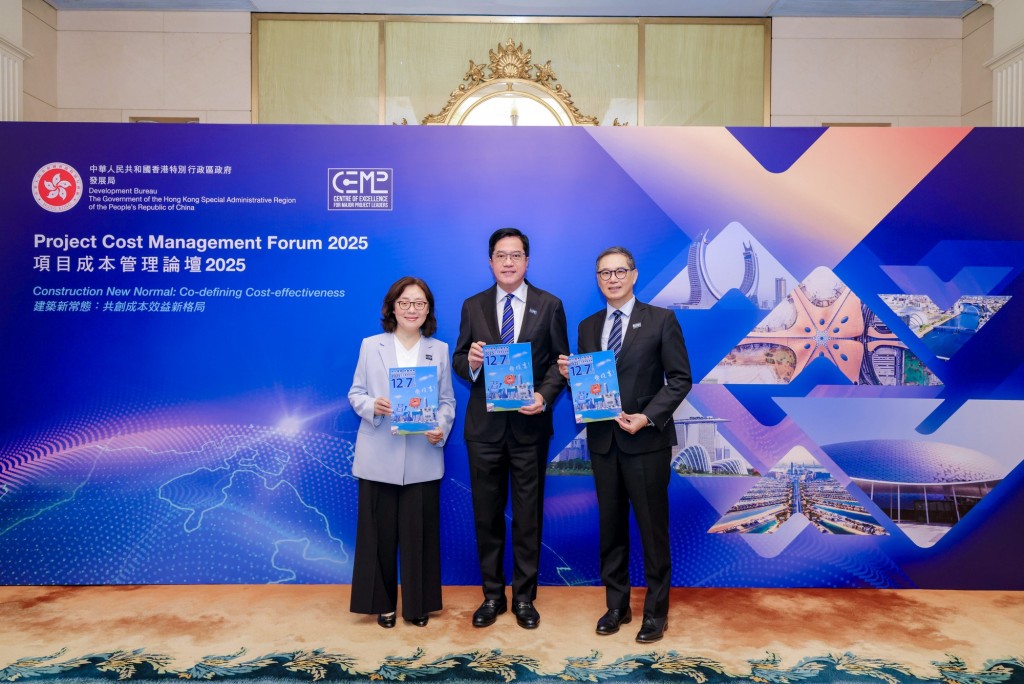 財政司副司長黃偉綸(中)、發展局局長甯漢豪(左)及常任秘書長(工務)劉俊傑(右),呼籲市民積極參與即將舉行的立法會換屆選舉。 財政司副司長黃偉綸(中)、發展局局長甯漢豪(左)及常任秘書長(工務)劉俊傑(右),呼籲市民積極參與即將舉行的立法會換屆選舉。