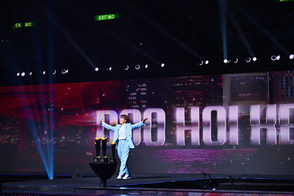 舞台背後打上阿杜的英文名。蘇正謙攝 舞台背後打上阿杜的英文名。蘇正謙攝