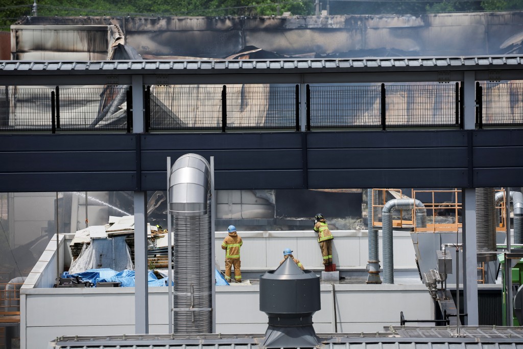Aricell鋰電池工廠在大火中燒毀。路透社