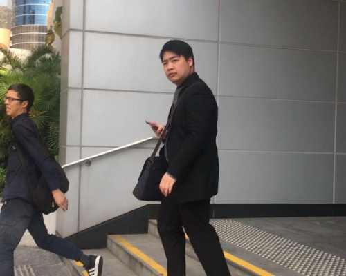專家證人屋宇署建構工程師王家豪(後)。劉曉曦攝