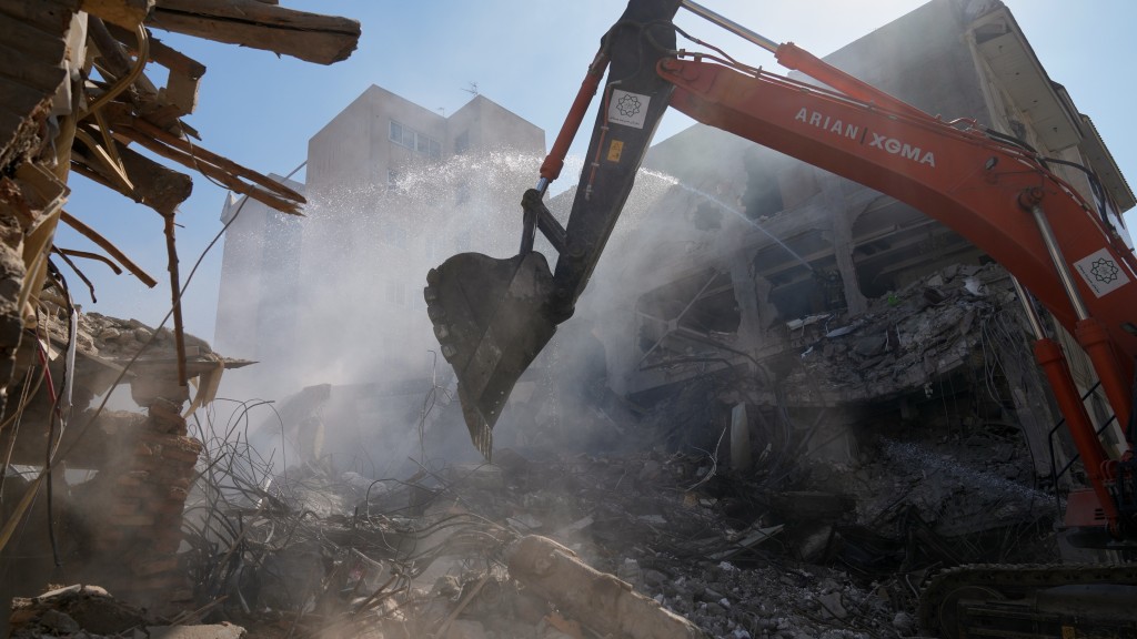 2026年4月7日，德黑兰霍拉萨尼哈犹太教堂 被炸掉一半，挖土机正在清理现场。 美联社