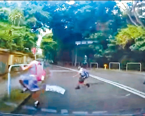 男女學童衝過馬路,險被私家車撞及。