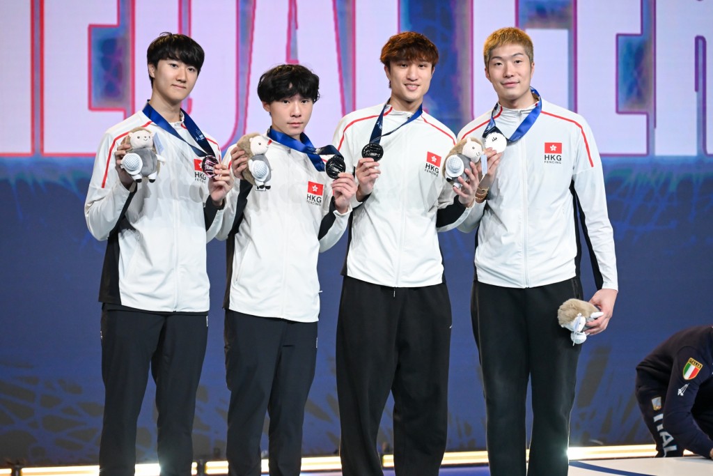 由蔡俊彦（Ryan）、张家朗、何承谦及梁千雨组成的男花剑队，第一次闯入世锦赛的团体决赛舞台跟卫冕冠军兼“世一”意大利队“决一剑”下以44:45历史性夺银。魏国谦摄
