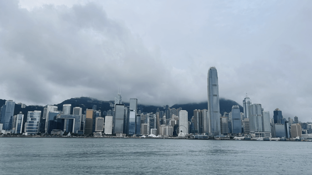 本港地區今日大致多雲,間中有驟雨及幾陣雷暴。蔡楚輝攝 本港地區今日大致多雲,間中有驟雨及幾陣雷暴。蔡楚輝攝