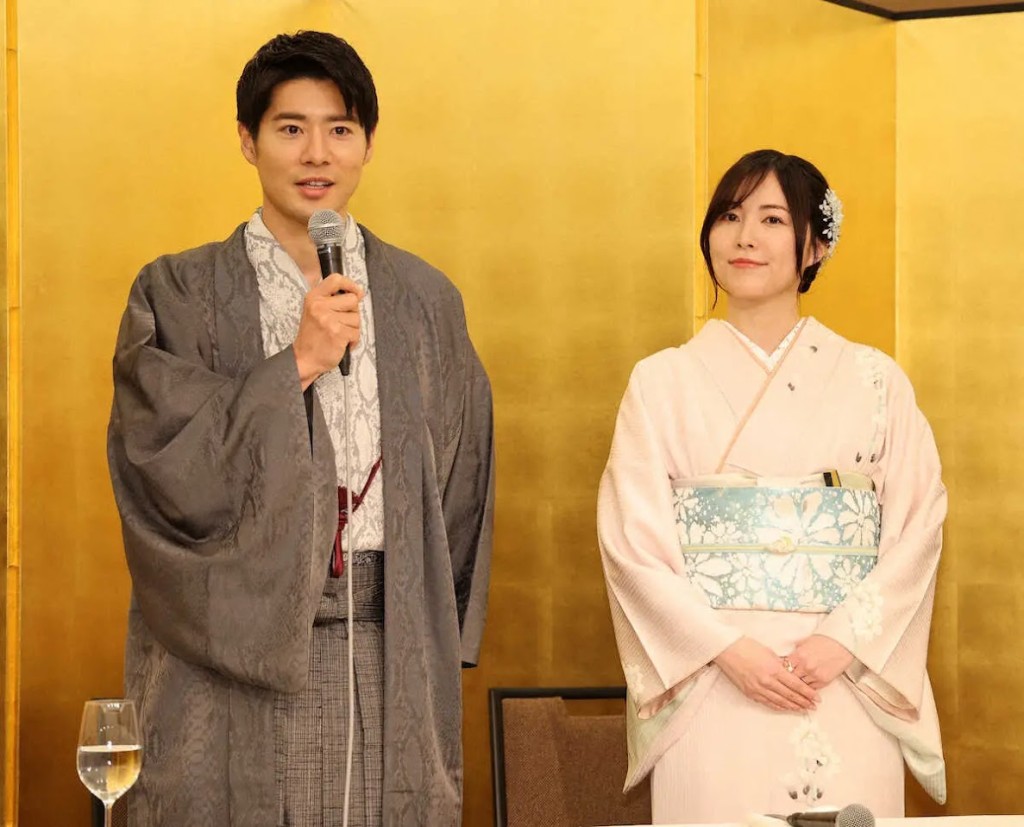辻本達規和松井珠理奈穿着和服,在金屏風前公布結婚喜訊。 辻本達規和松井珠理奈穿着和服,在金屏風前公布結婚喜訊。