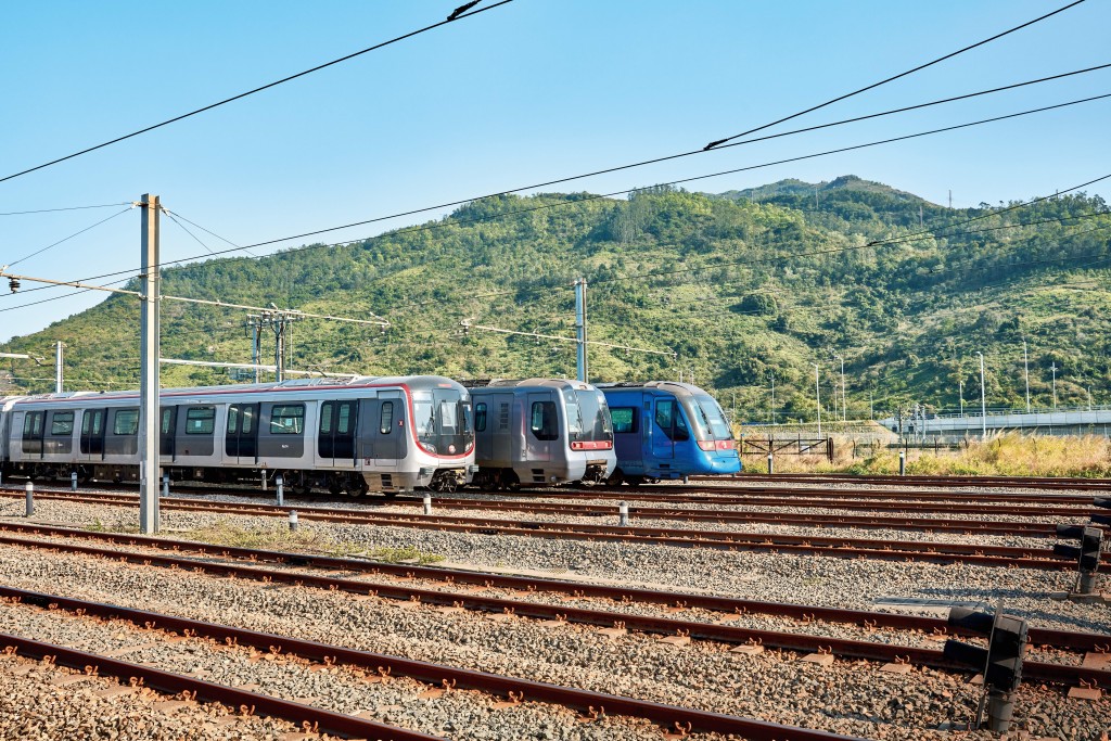 港鐵網絡貫通全港各區,每日行車19小時,運行8000多班列車,準點率平均達至99%以上。 港鐵網絡貫通全港各區,每日行車19小時,運行8000多班列車,準點率平均達至99%以上。