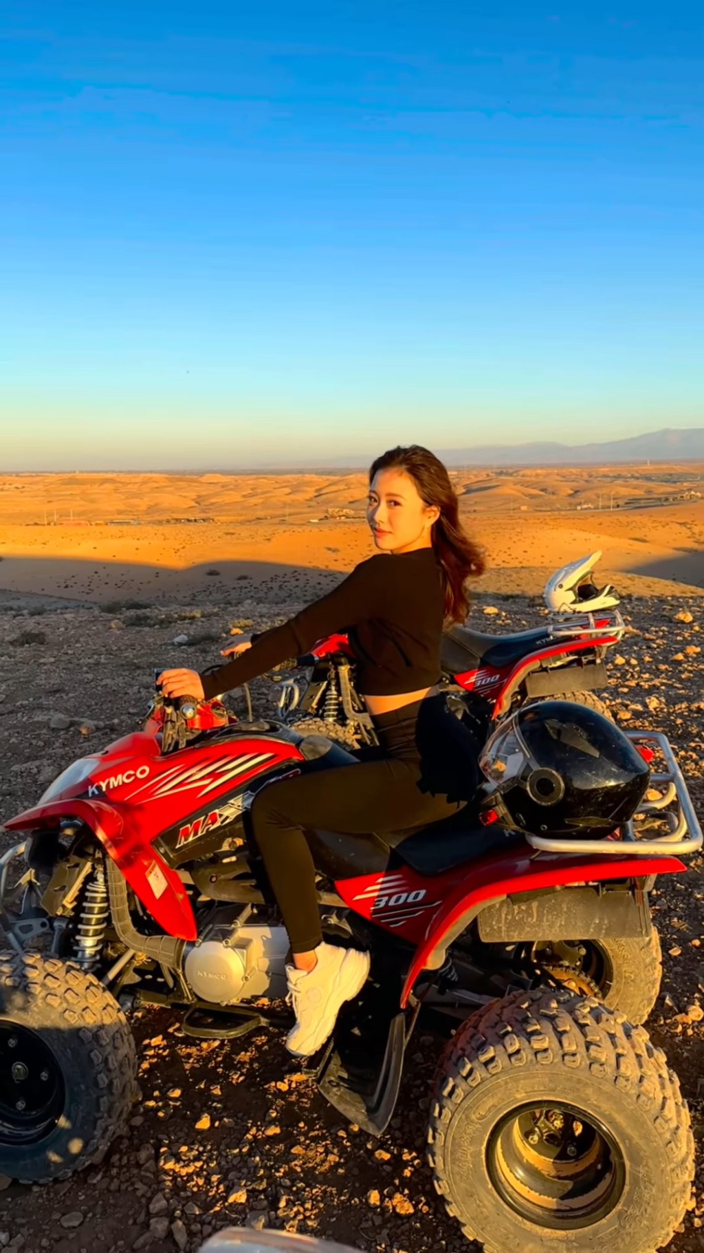 馬曉晴在摩洛哥玩越野車。