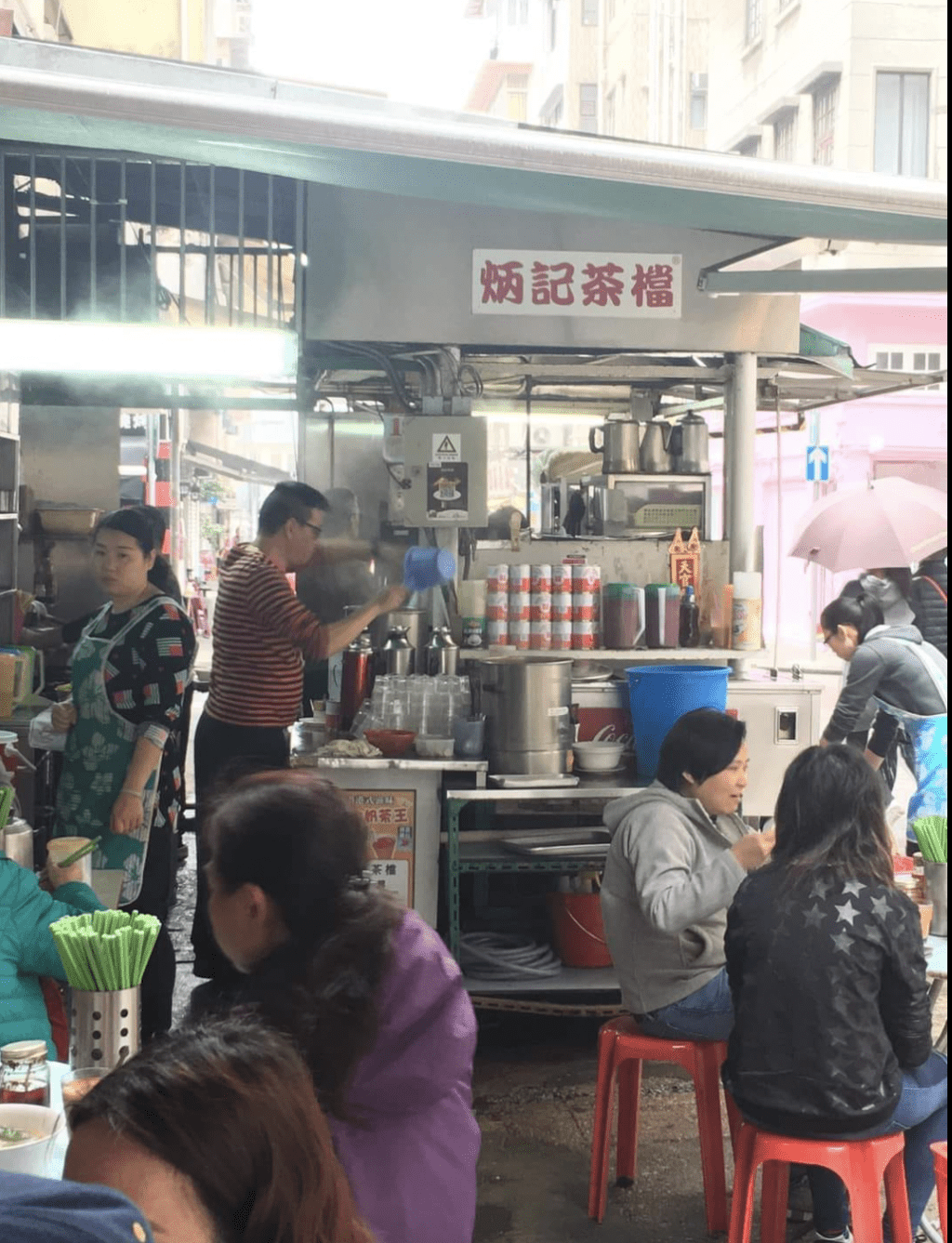 在港島大坑屹立逾70年的「炳記茶檔」，周六（16日）晚上在社交平台公布，由於缺乏人手，由即日起停業，直至另行通知。Facebook「舊香港照片館」@Chow Kung Danny