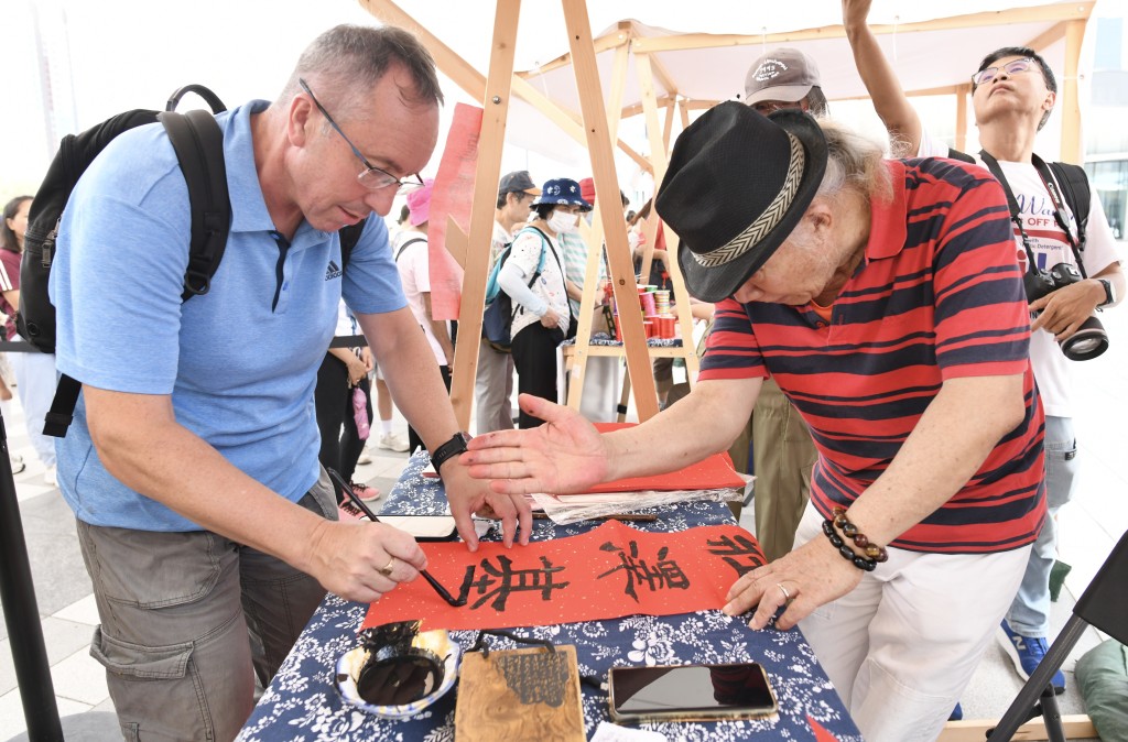莊澤基更到互動攤位參觀，有書法攤主即場為他寫上祝福語和中文全名。