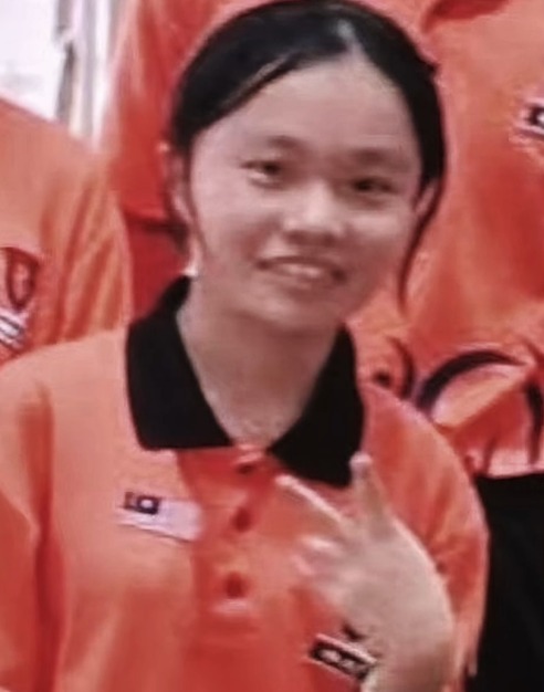 17岁华裔少女本周一(7日)于当地“顺天宫”担任义工打扫时,遭大殿上方一根重达近千公斤的横梁断裂砸死。马来西亚星洲日报影片截图 17岁华裔少女本周一(7日)于当地“顺天宫”担任义工打扫时,遭大殿上方一根重达近千公斤的横梁断裂砸死。马来西亚星洲日报影片截图