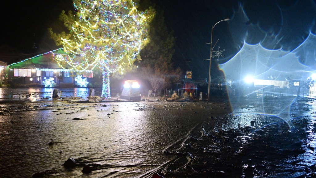 加州賴特伍德市中心一條路平安夜水浸。  美聯社