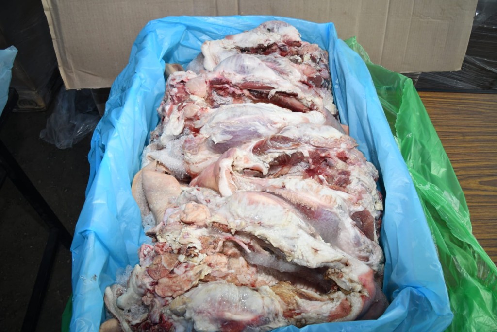 凍櫃內載有不同種類的凍肉，包括豬、牛、羊及內臟。