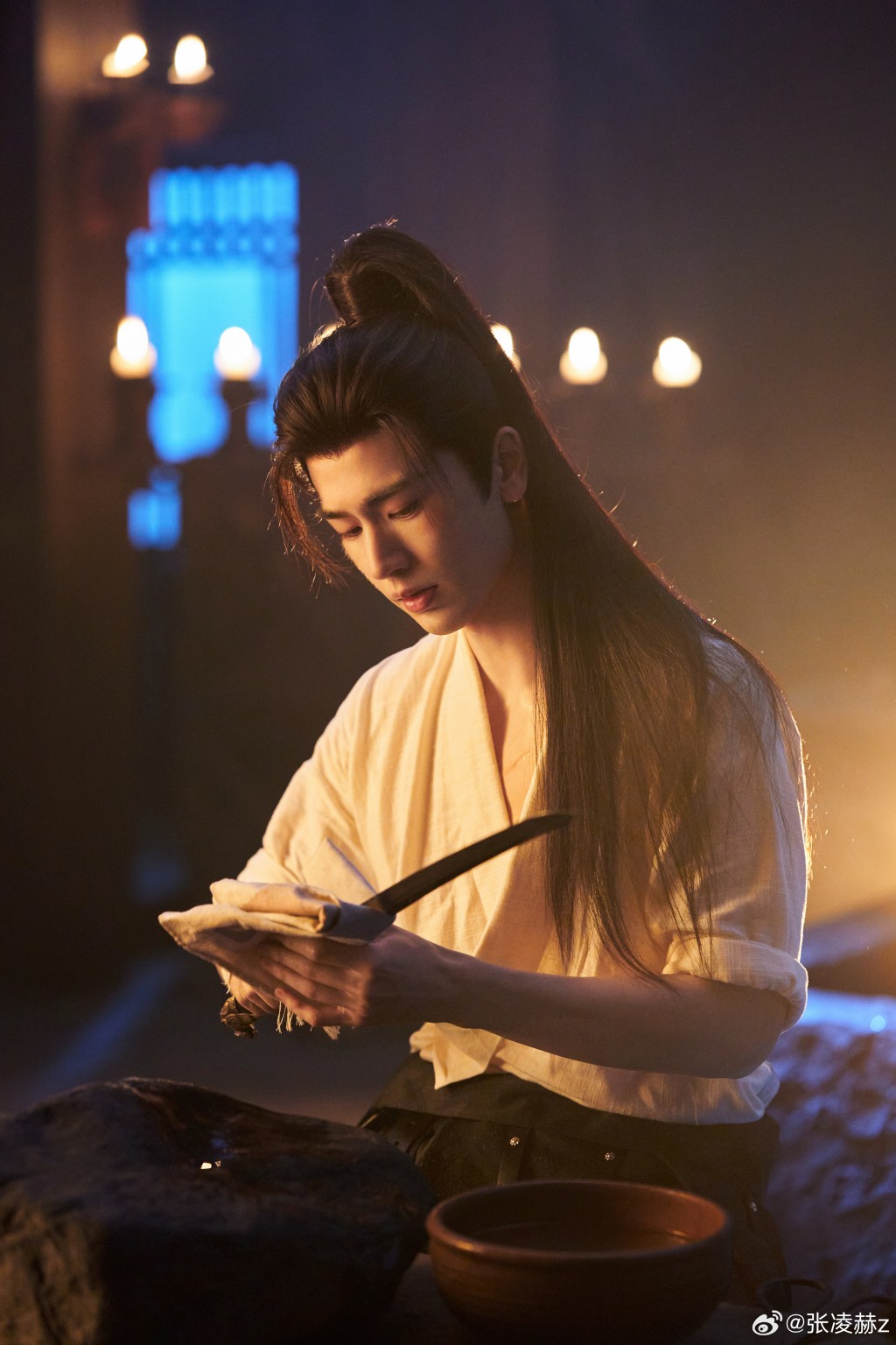 张凌赫演出古装剧《逐玉》，人气再度急升。