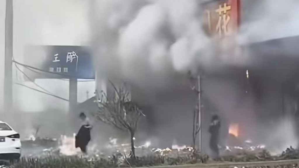 湖北年初二烟花店爆炸12死事故,肇因是有客人在门前试玩「震天雷」造成。 湖北年初二烟花店爆炸12死事故,肇因是有客人在门前试玩「震天雷」造成。