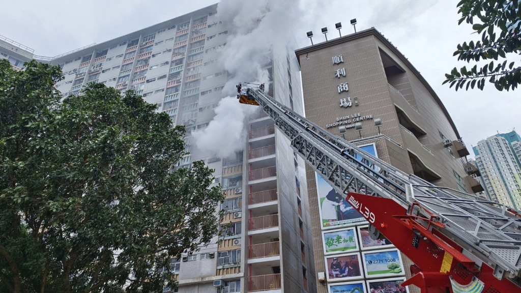 順利邨利康樓一單位起火冒煙，消防升雲梯救火。