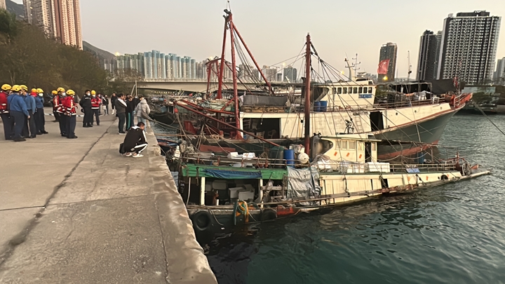 漁船入水下沉，救援人員到場證實無人傷。李家傑攝