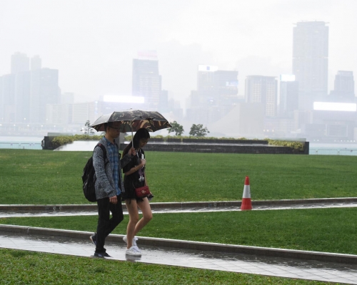 今日大致多雲,短暫時間有陽光,亦有一兩陣驟雨。日間最高氣溫約26度。