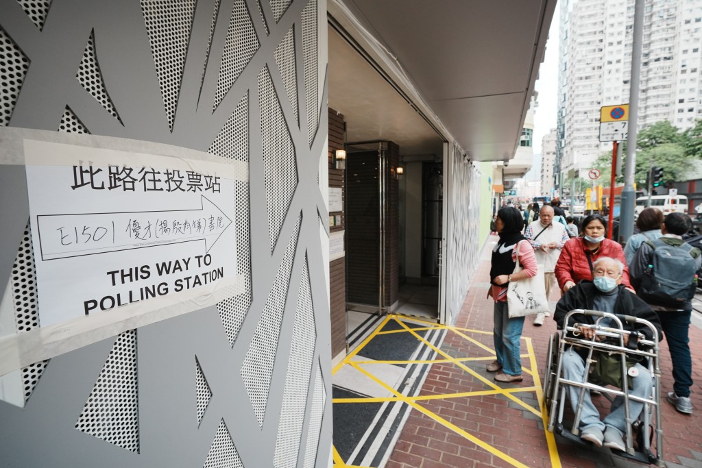 截至晚上10時30分，地方直選有近130萬人投票。