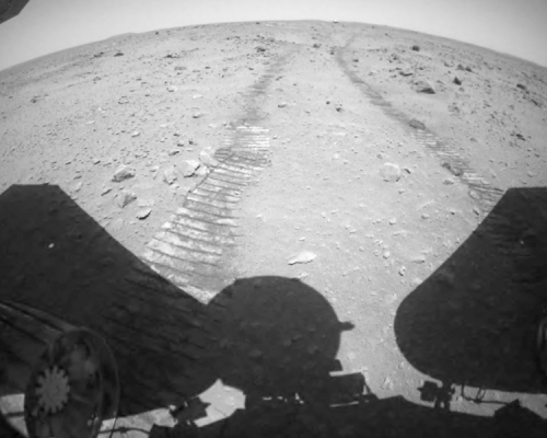 國家航天局發佈天問一號任務著陸和巡視探測系列實拍影像。新華社