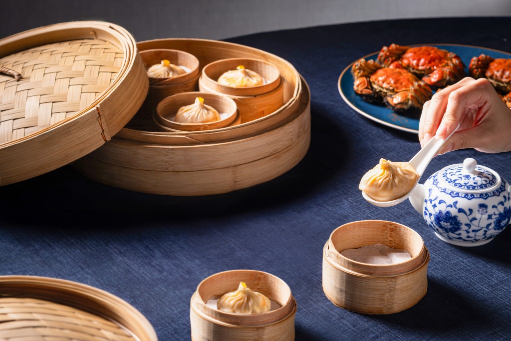 位於香港數碼港艾美酒店的粵菜食府南坊，以當季肥美大閘蟹入饌，匠心炮製多道鮮香濃郁的蟹粉佳餚