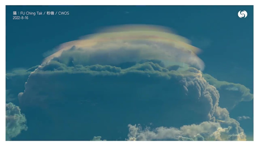 天文台指，雲頂像有頂帽的叫「幞狀雲」。天文台fb截圖