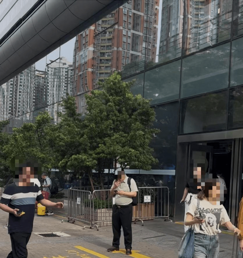 過關之後,不少煙民會在廣場上吸煙。 過關之後,不少煙民會在廣場上吸煙。