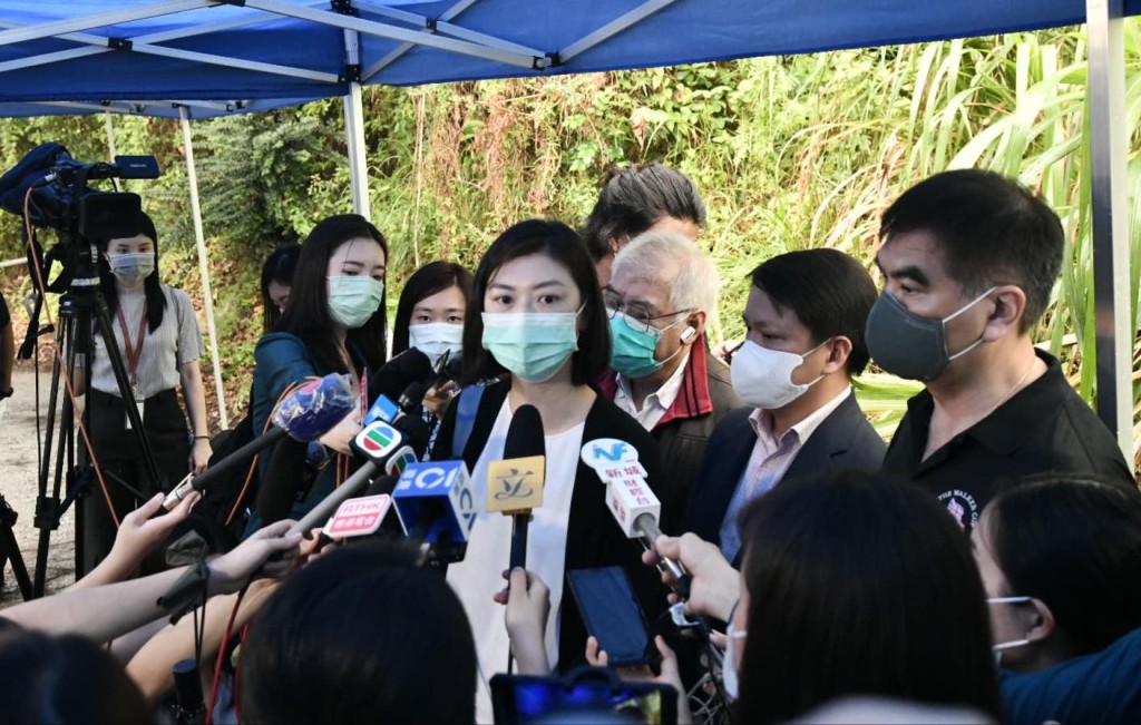 容海恩(中)指被捕人士的權利在新屋嶺難以受保障。