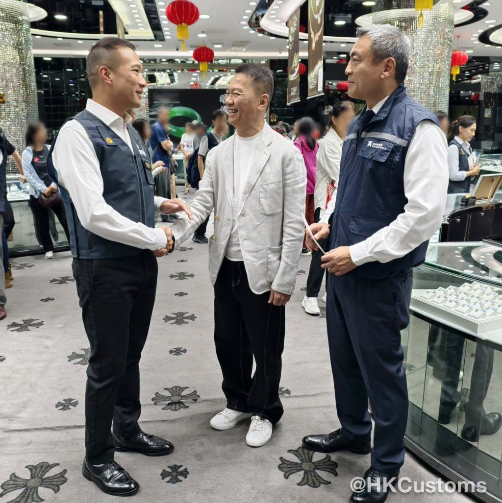 香港海關向多間已註冊商戶宣傳合規經營原則,並提醒必須嚴格遵守《商品說明條例》的規定。FB:香港海關 香港海關向多間已註冊商戶宣傳合規經營原則,並提醒必須嚴格遵守《商品說明條例》的規定。FB:香港海關