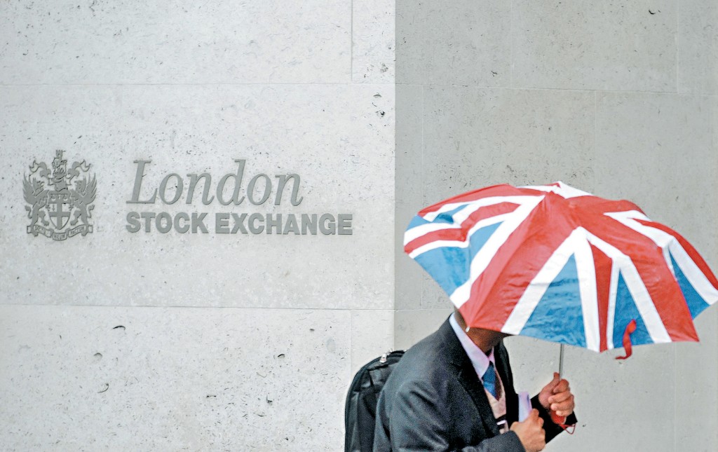英國政府下月公布預算案時，擬公布向在倫交所掛牌的新股，免徵0.5%的股票印花稅。