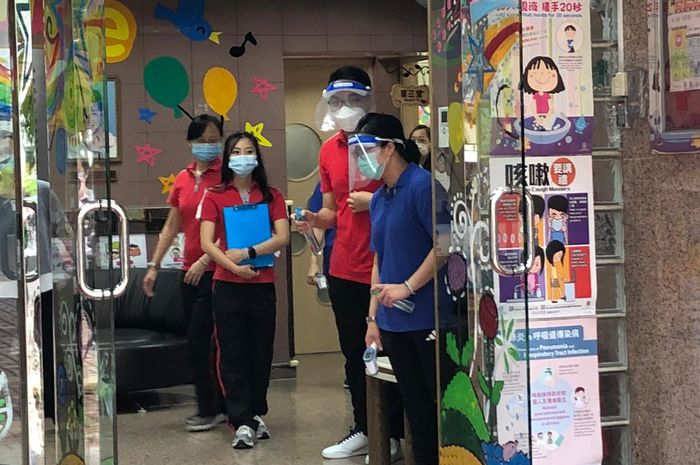 學生進校前需通過體溫檢測及消毒雙手，假如體溫高於37.2度，或有學生在校內不適，便會安排該生到「等候區」，等待家長接走。
