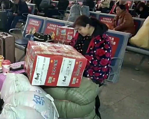 夫婦兩人省下四箱即食麵,準備春節回家帶給四名孩子。(網圖)