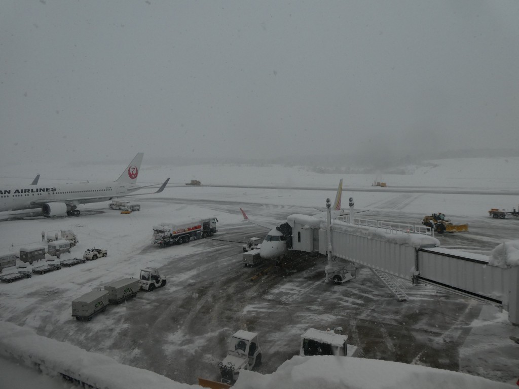 青森機場受到暴雪影響，部分航班停飛。（X@aomori_airport）