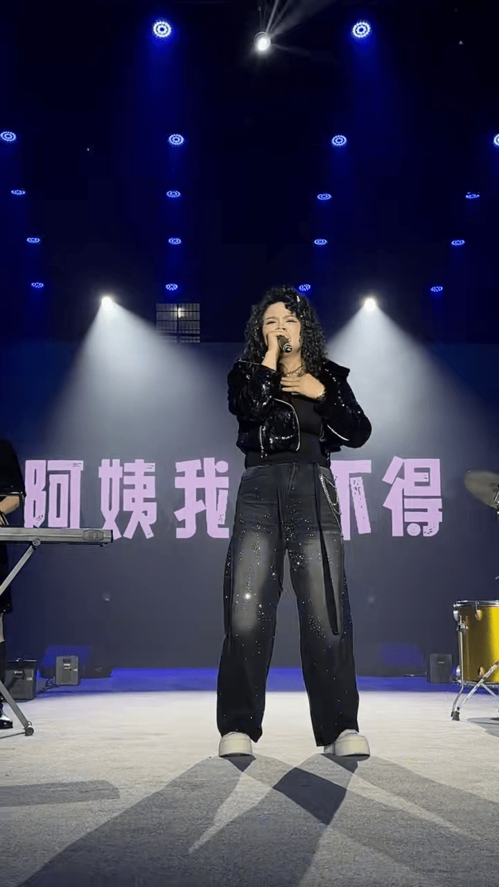 宿管阿姨夾band,查房金句變搖滾歌詞。 宿管阿姨夾band,查房金句變搖滾歌詞。