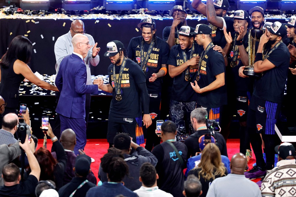 般臣（左二）貢獻25分並榮膺NBA盃MVP。AFP