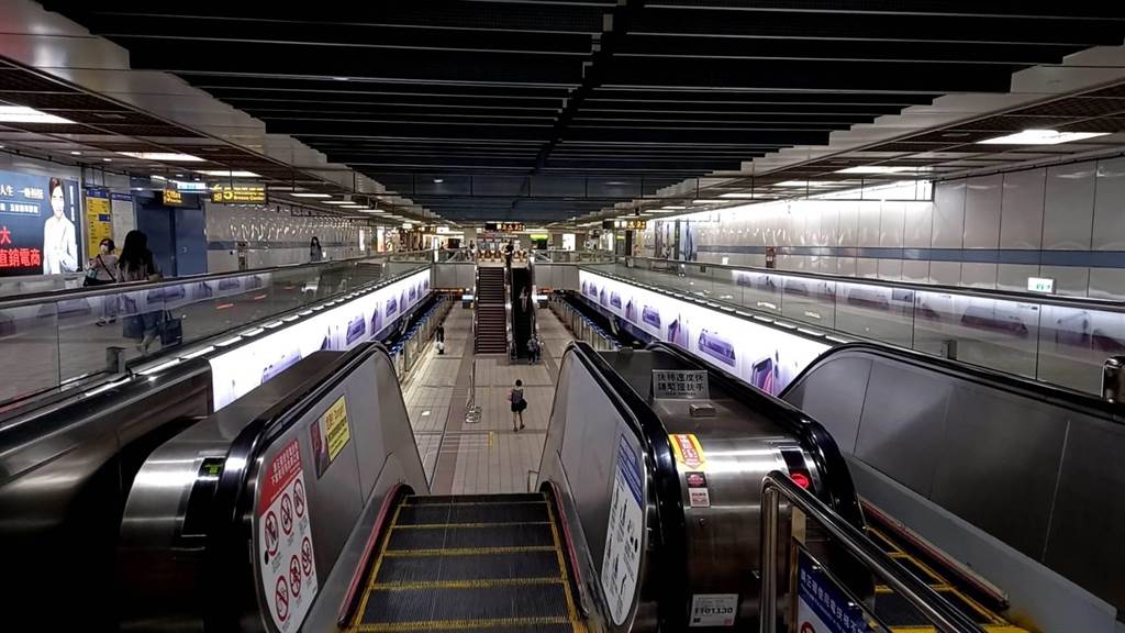 台北捷運忠孝復興站人潮也比上周更少。網上圖片