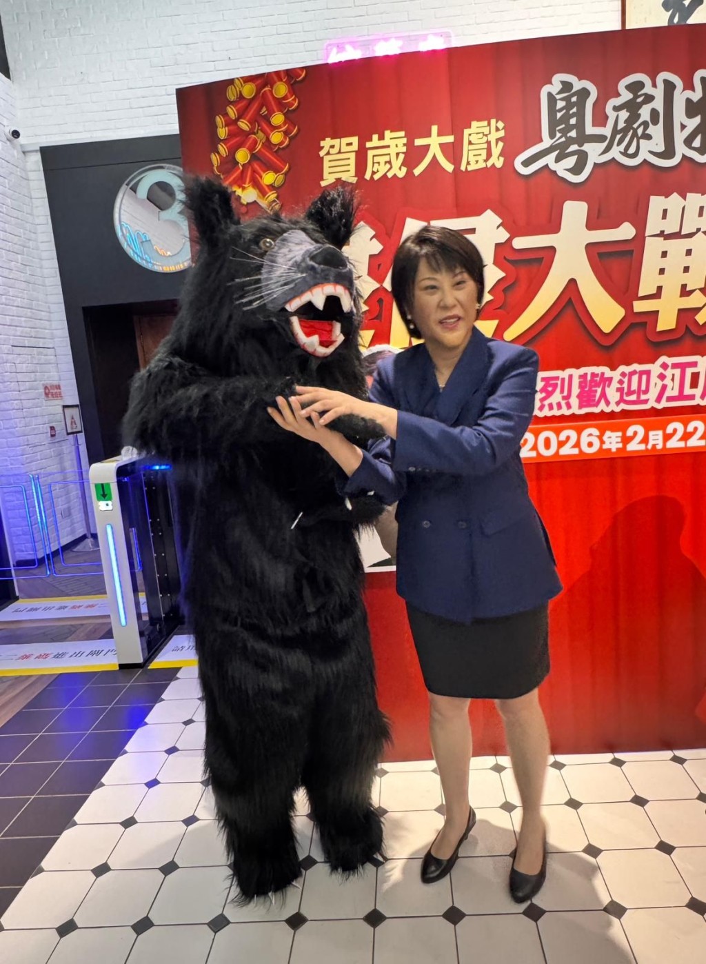 江欣燕在记者会上，不仅要拉高眼眉，还要加建下巴，完全不同的两个人物，非常有挑战性。