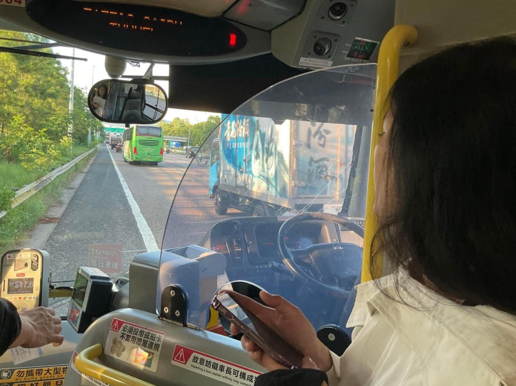 一輛九巴沿吐露港公路往九龍方向行駛，其間車頭擋風玻璃疑遭路面彈起的石頭擊中。網上圖片