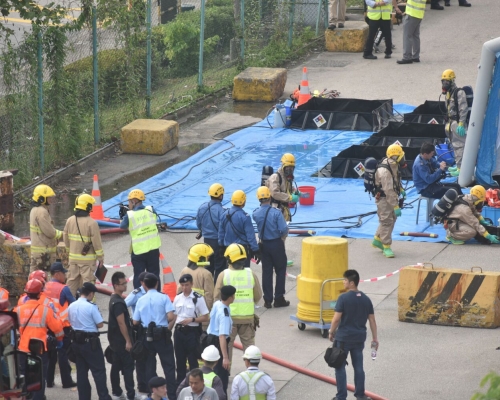 逾百名警員及消防人員下午到葵涌一號貨櫃碼頭,模擬有化學氣體洩漏。楊偉亨攝